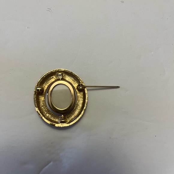 Vintage Goldtone Locket Brooch - Picture 4 of 8